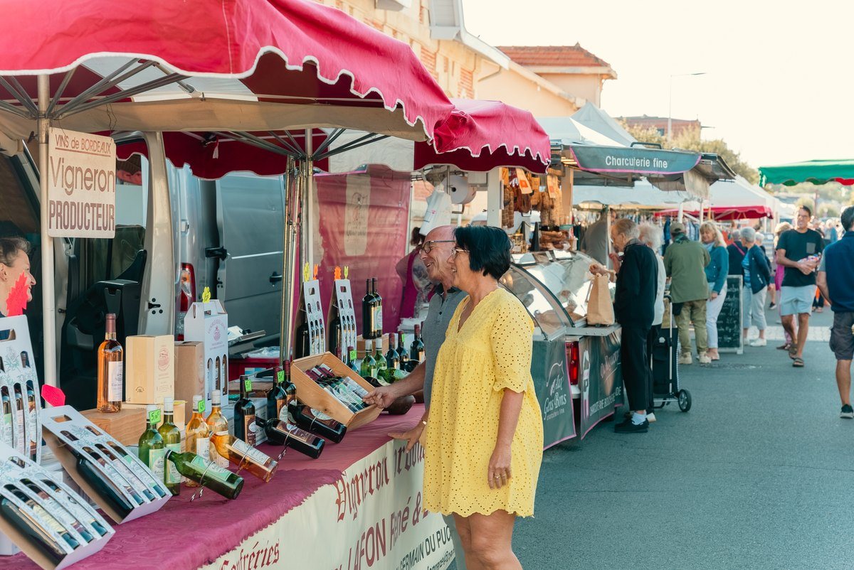 Étals du marché de Lacanau Océan
