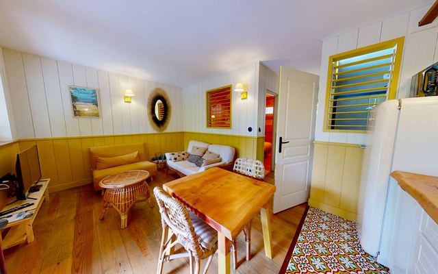 Le Lion, gîte de standing en bois aux tons jaune moutarde