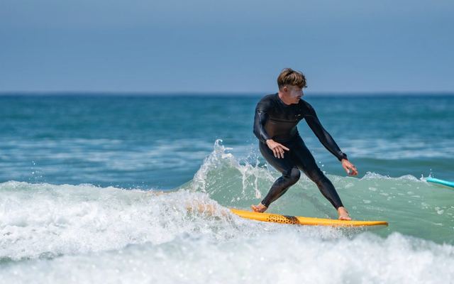 Un surfeur sur une vague de Lacanau Océan