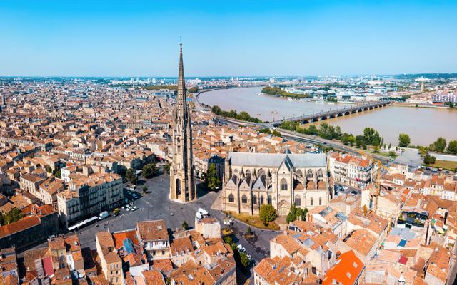 Bordeaux, à une heure de Lacanau, refuge des jours de pluie