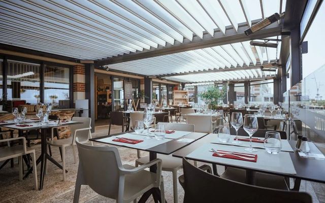 La terrasse du Café Maritime face à l’océan à Lacanau