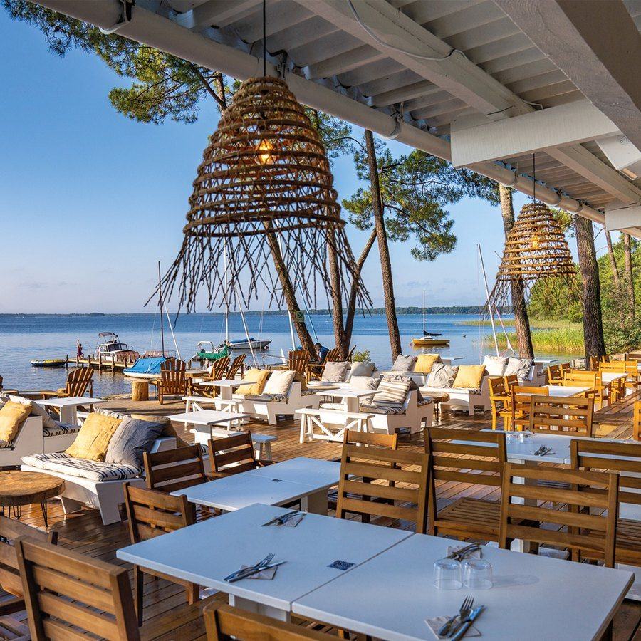 La terrasse de Sunrise au bord du lac de Lacanau